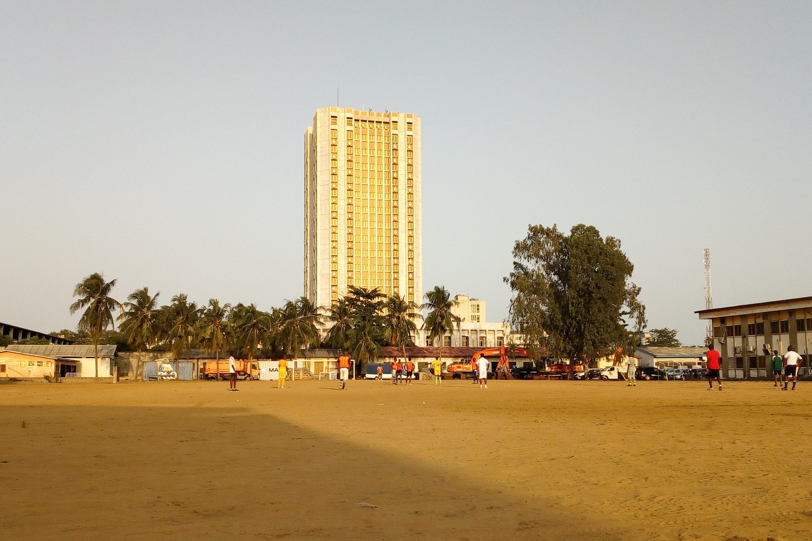 Tour BCEAO à Cotonou, illustrant les projets de construction suivis en contrôle technique au Bénin