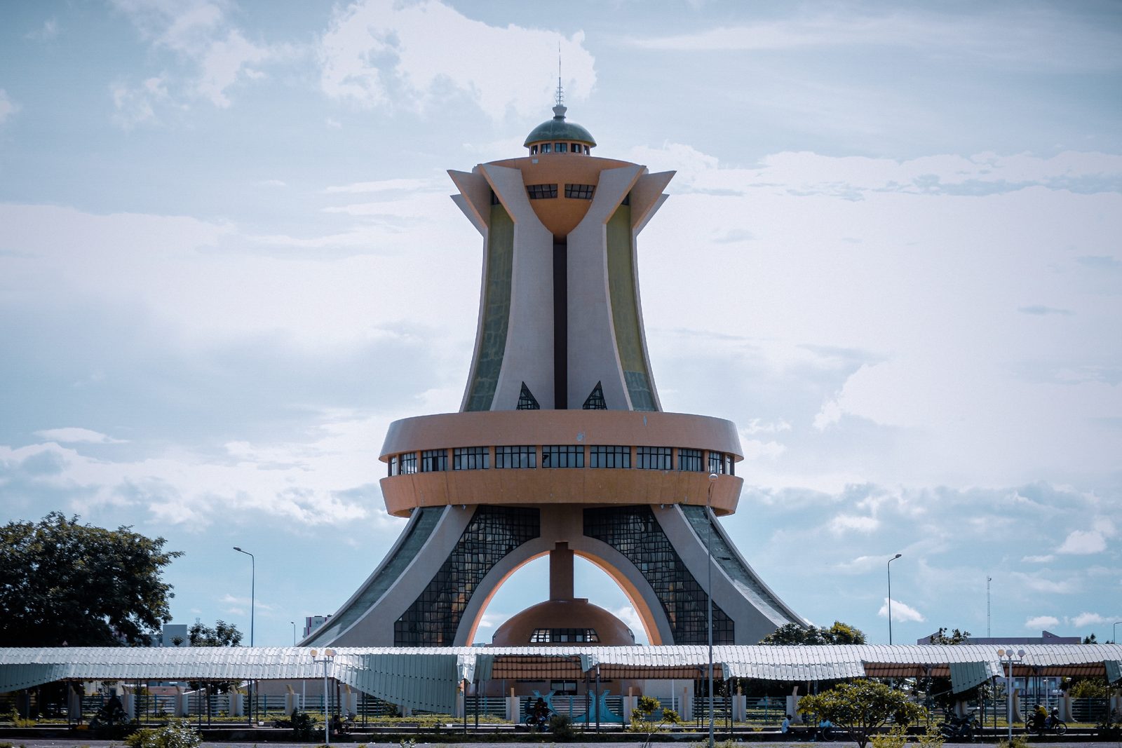 Monument des Héros nationaux à Ouagadougou, illustrant les chantiers suivis en contrôle technique au Burkina Faso