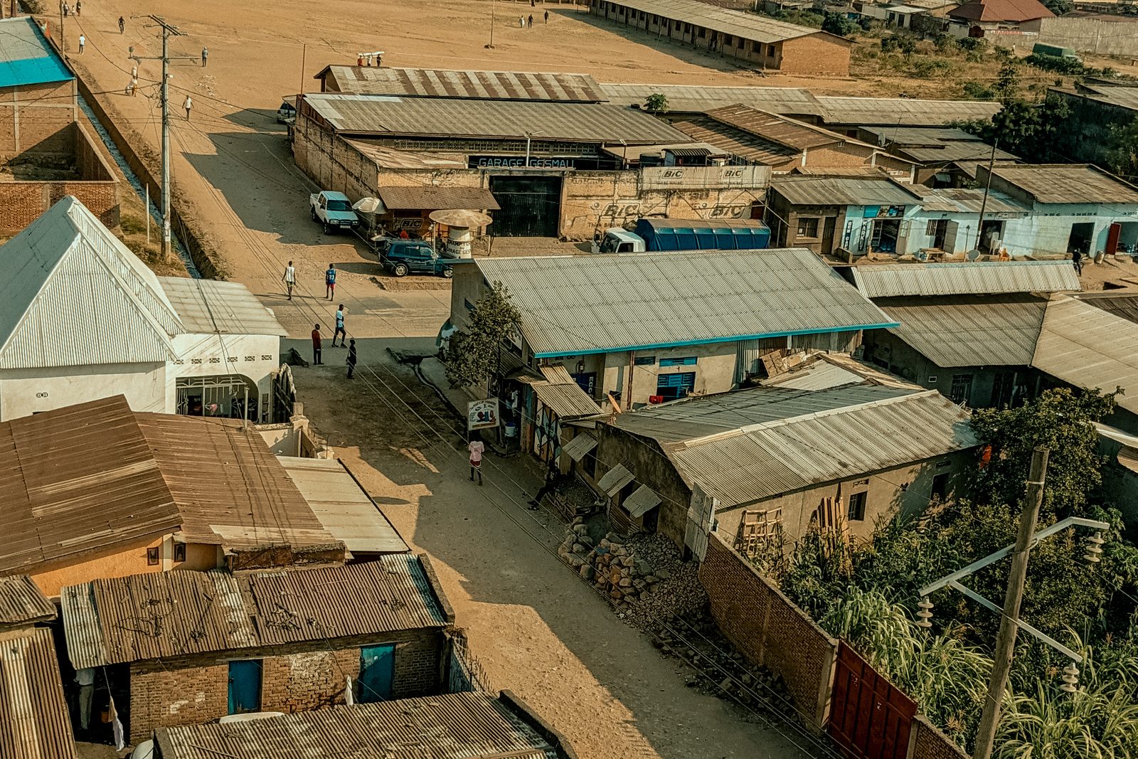 Quartier urbain de Bujumbura, illustrant les projets suivis en contrôle technique au Burundi