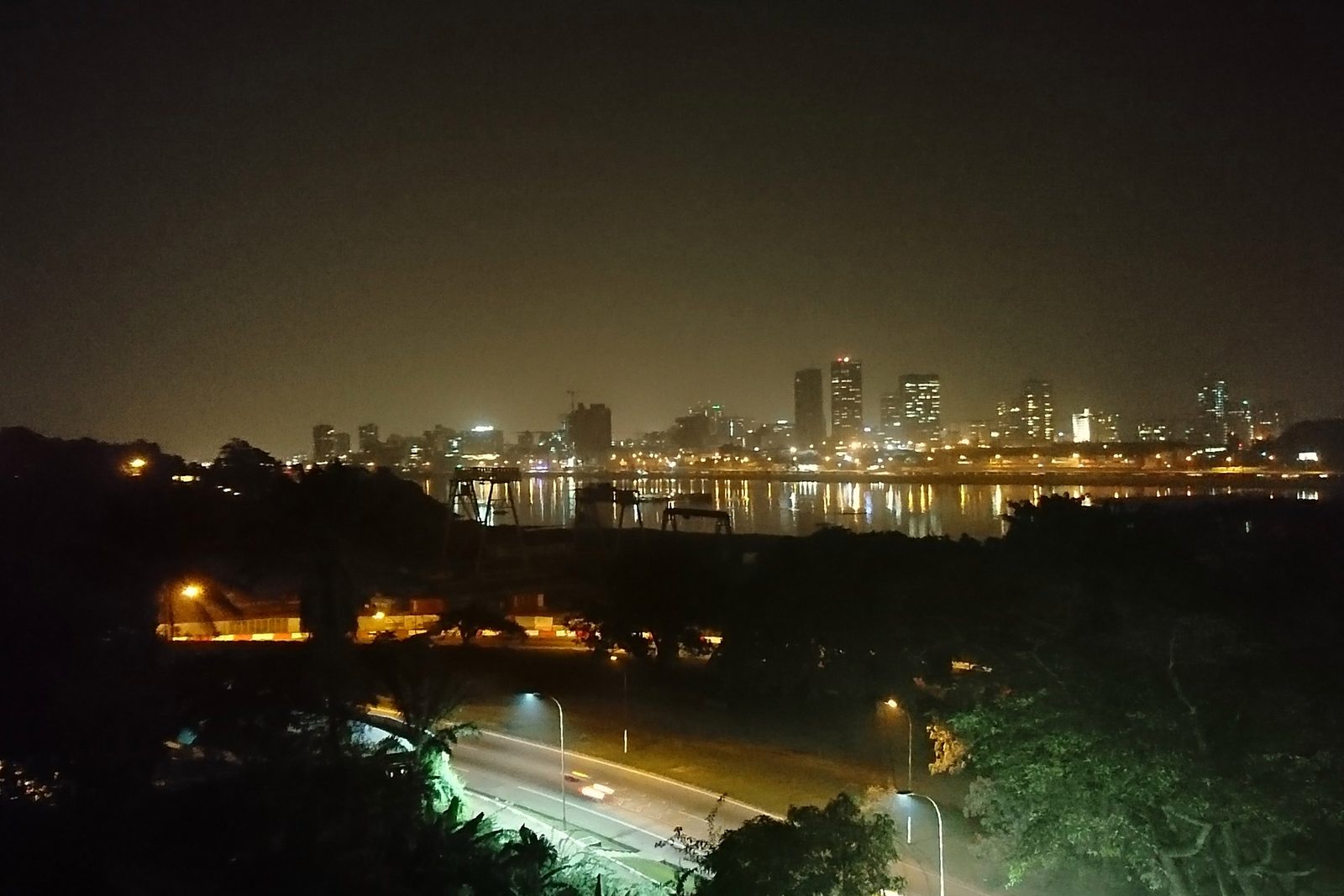 Skyline nocturne du Plateau à Abidjan, illustrant les immeubles suivis en contrôle technique en Côte d'Ivoire