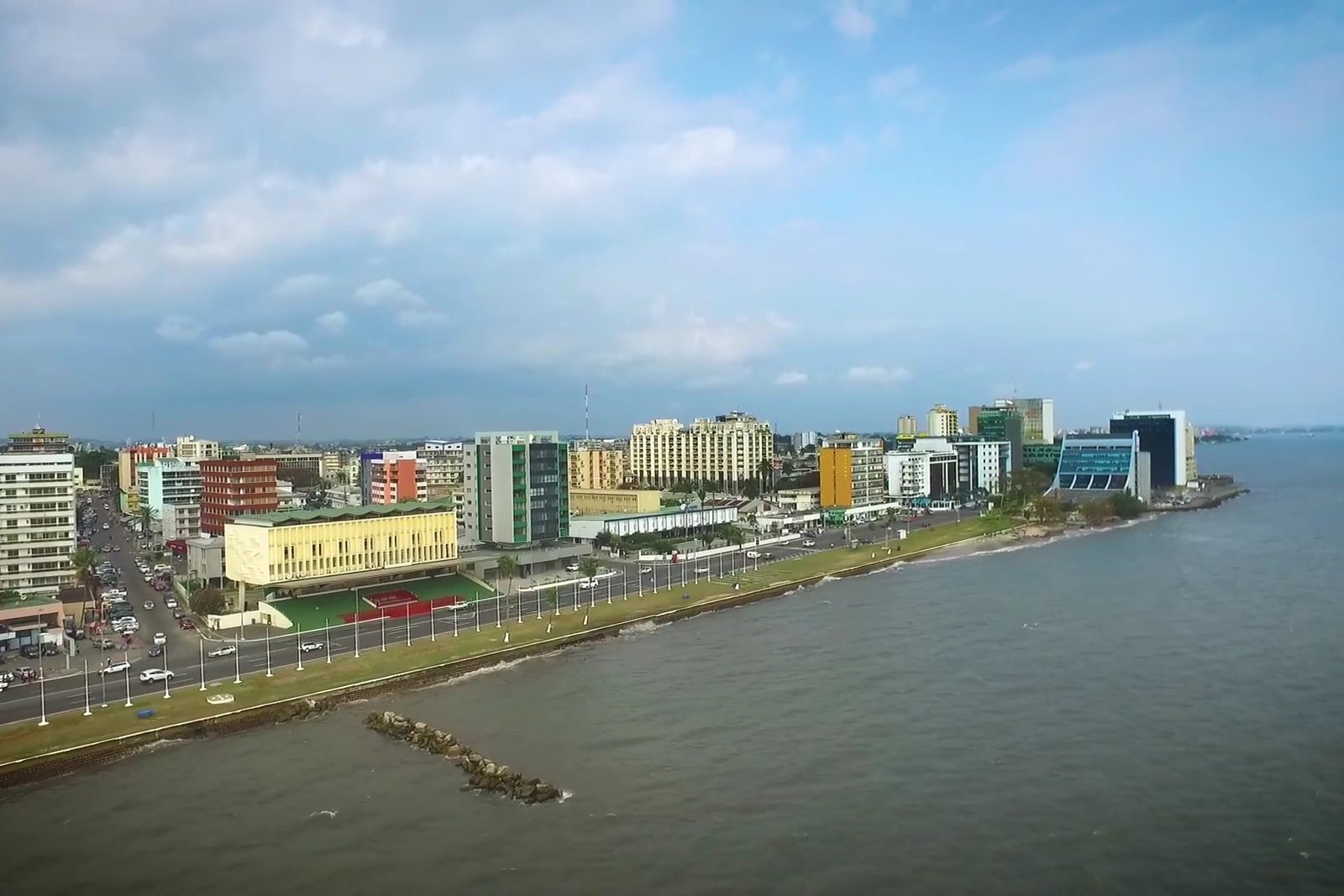 Front de mer du centre-ville de Libreville, illustrant les ouvrages contrôlés au Gabon