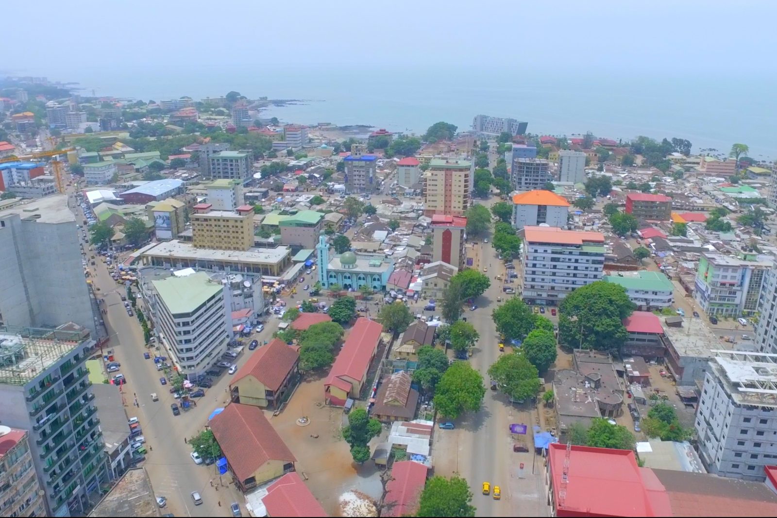 Vue aérienne du centre-ville de Conakry, illustrant les projets suivis en contrôle technique en Guinée
