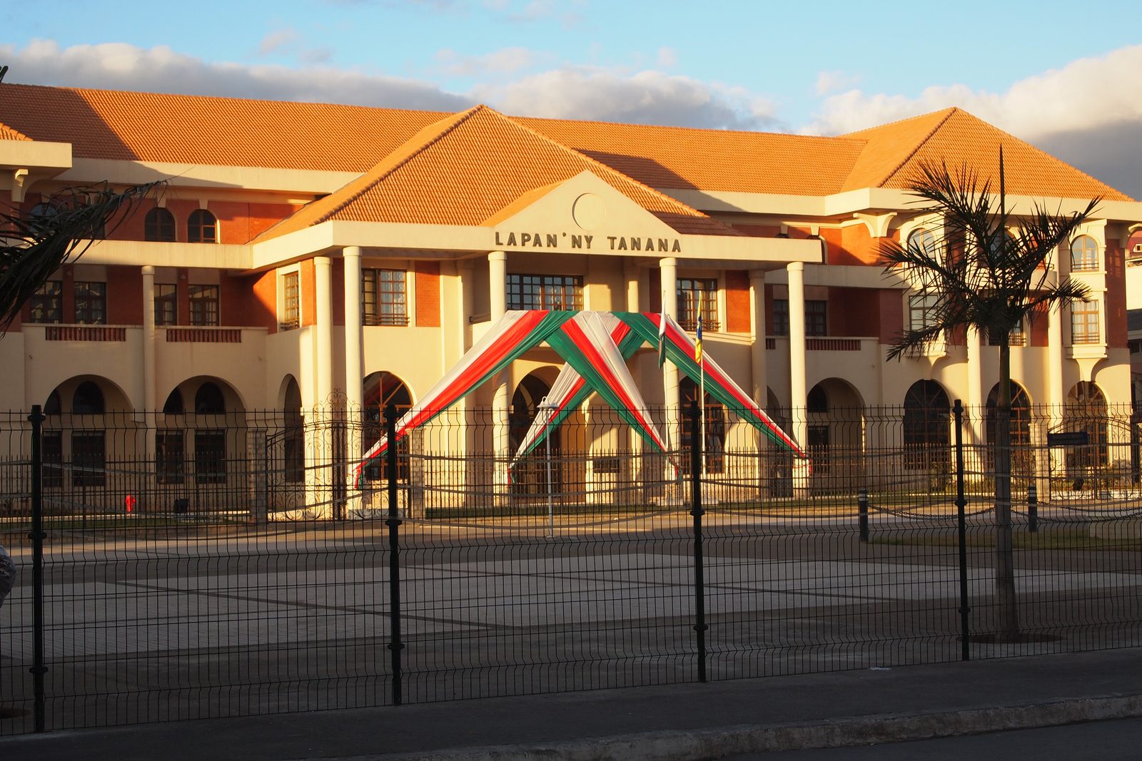 Hôtel de ville d'Antananarivo (Lapan'ny Tanana), illustrant les projets suivis en contrôle technique à Madagascar