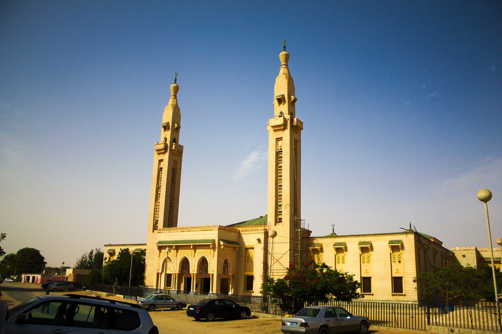 Grande Mosquée saoudienne de Nouakchott, illustrant les ouvrages contrôlés en Mauritanie