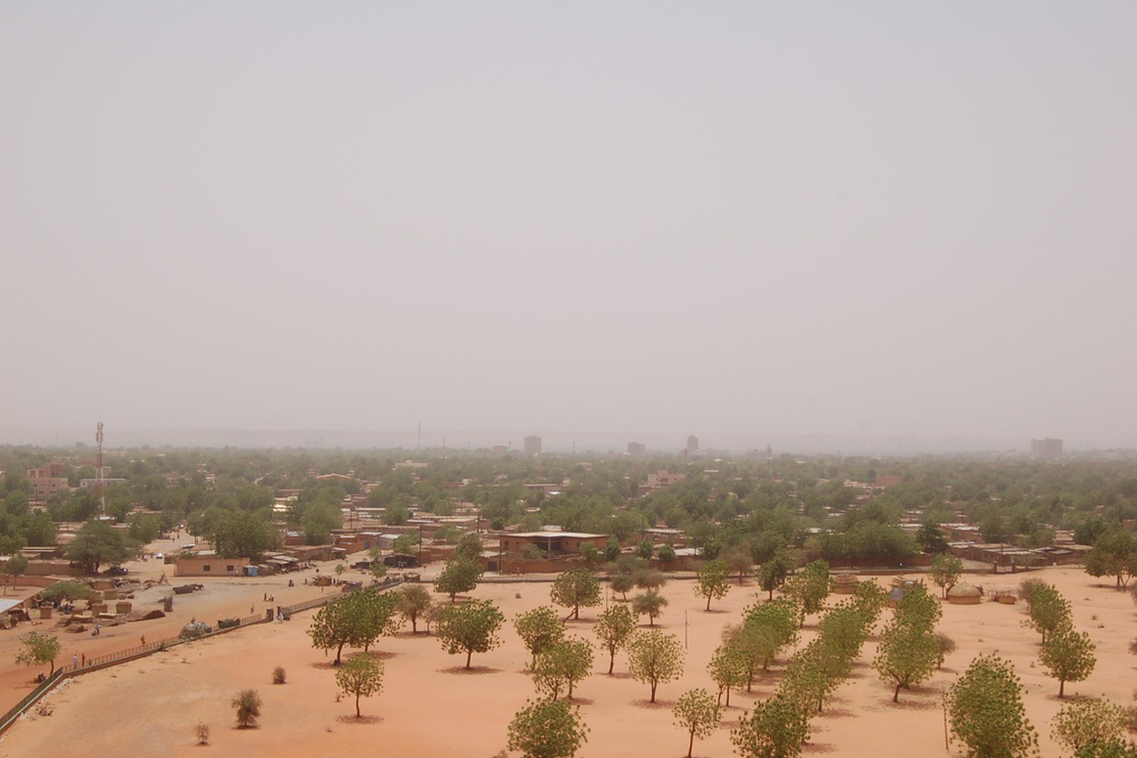 Vue de Niamey depuis la Grande Mosquée, illustrant les projets financés par des bailleurs internationaux au Niger