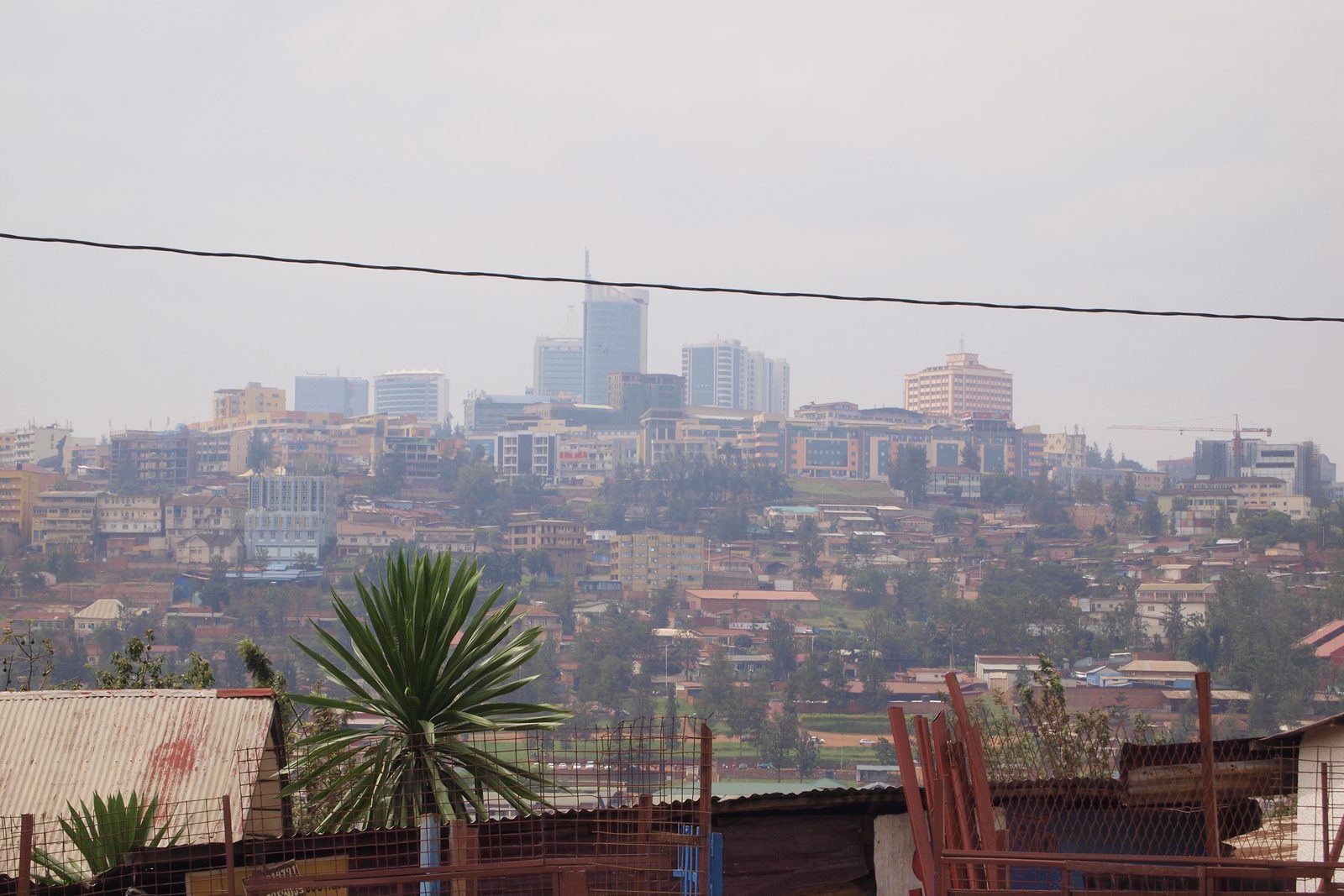 Skyline de Kigali vu depuis la colline du Mémorial du génocide, illustrant les immeubles contrôlés sur les collines de Kigali