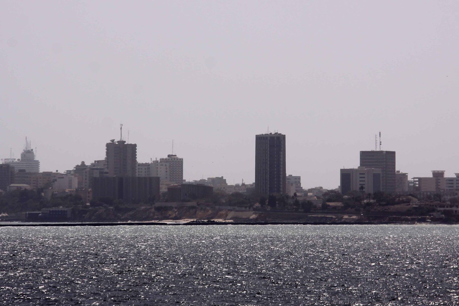 Skyline de Dakar vu depuis la mer, illustrant les projets suivis en contrôle technique au Sénégal