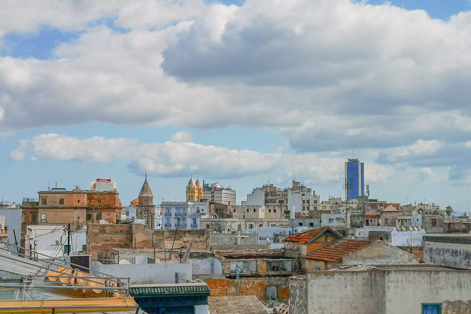 Vue des toits du centre-ville de Tunis, siège historique du bureau de contrôle technique